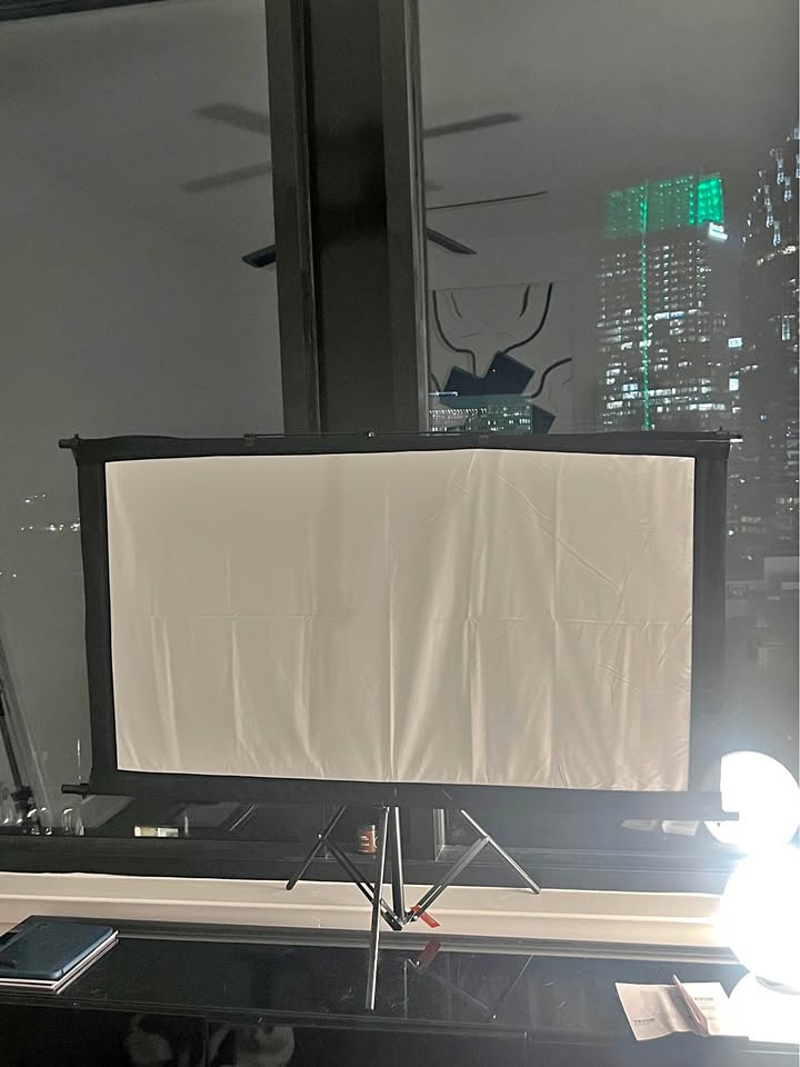 60" Projector Screen with Stand