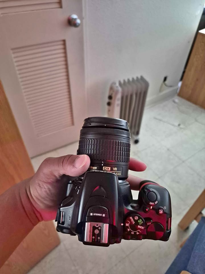 Nikon D5600 DSLR with 18-55mm VR Lens