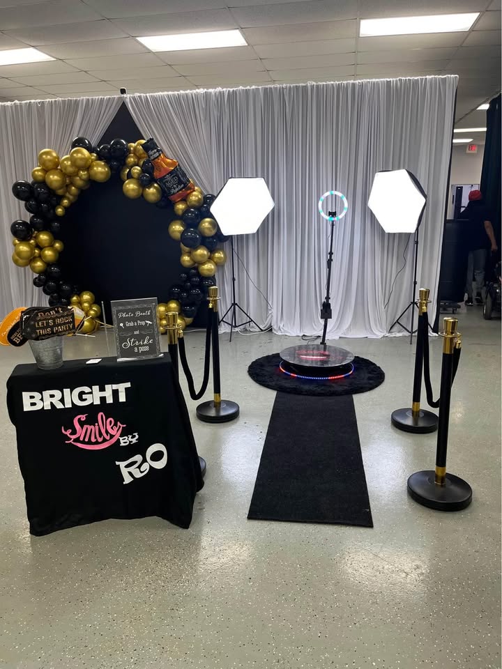 360 Photo Booth with Two Lights